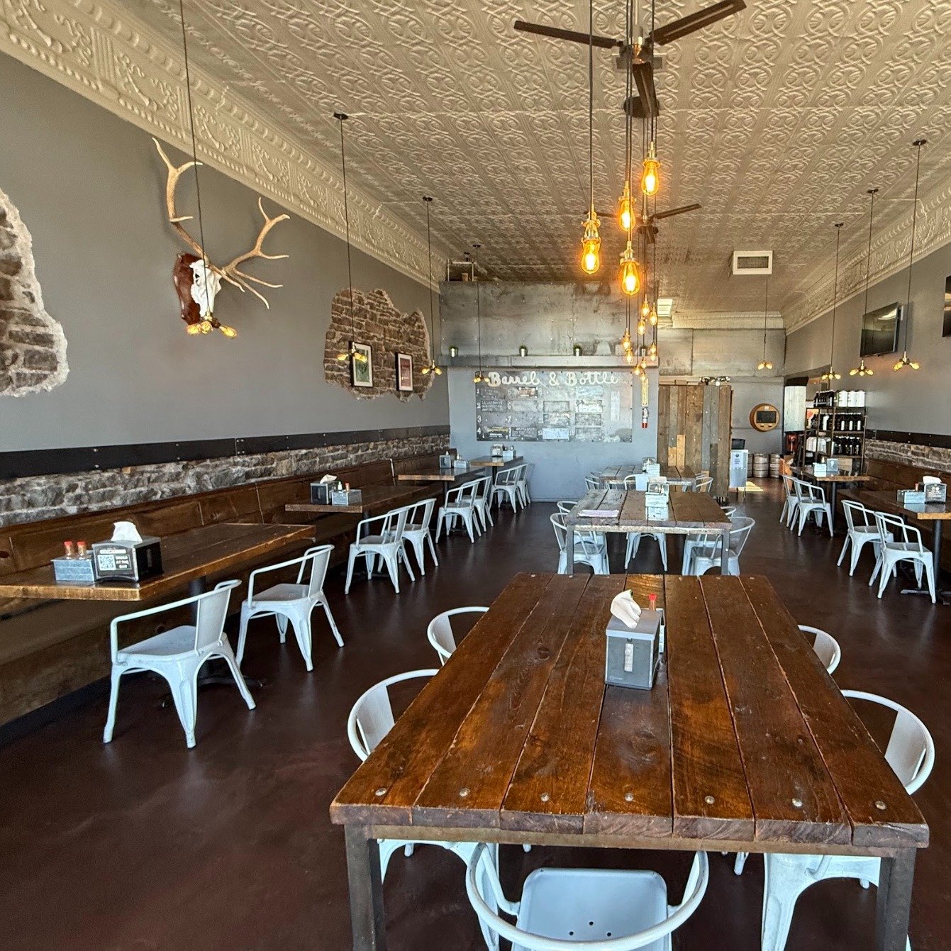 Looking for the perfect spot for your next family lunch? 🥗🍕🍔 Our Historic Barrel House - Williams has got you covered! Grab a seat in our cozy dining room or soak up the sun on our patio!
--
📍141 E Railroad Ave. Williams, AZ
--
#historicbrewingco